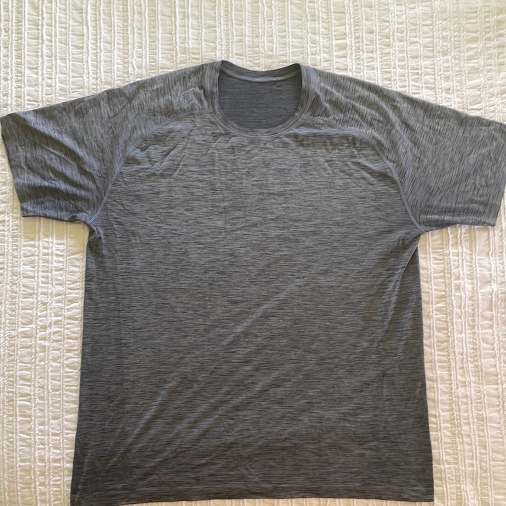 Mens Lululemon gray moisture wicking athletic shirt XL